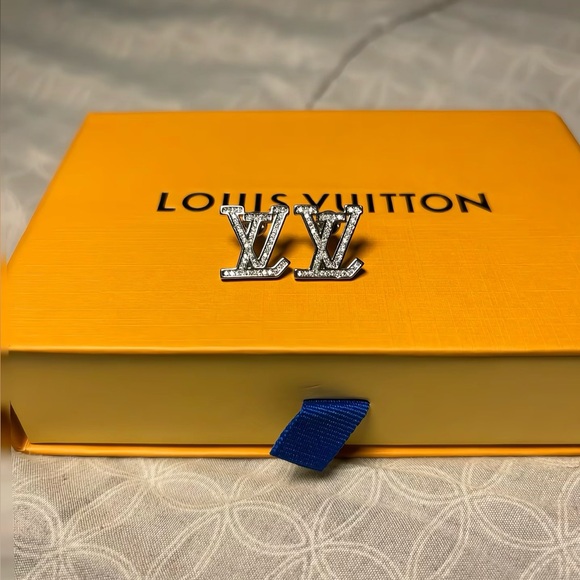 ✨ Designer-Inspired Lv Logo Earrings ✨ - Picture 1 of 3
